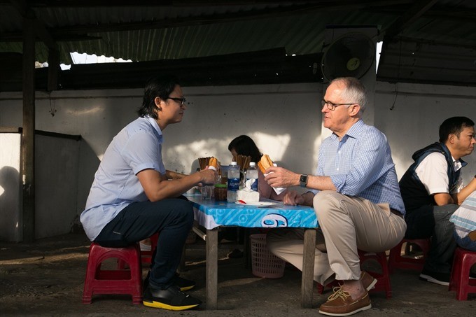 Australian Prime Minister enjoys his first ‘Bánh mì’ in Danang ảnh 1