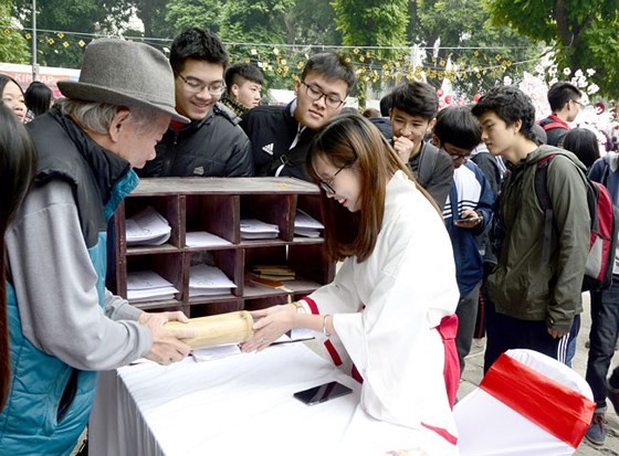 Japanese traditional New Year festival lures thousands of young people ảnh 4