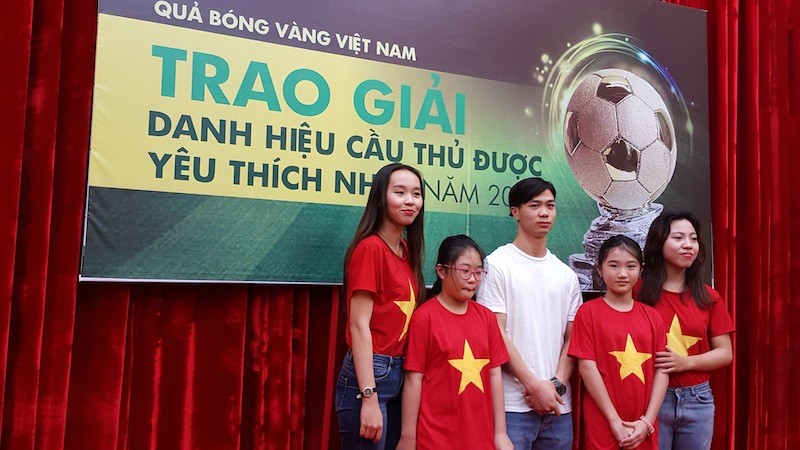 Striker Nguyen Cong Phuong meets football fans in HCMC ảnh 4