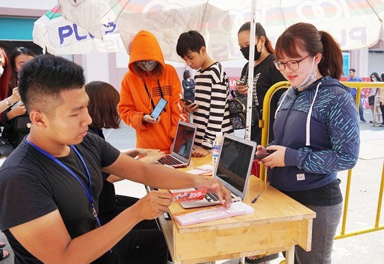 Fans queue up for U23 meeting tickets ảnh 1