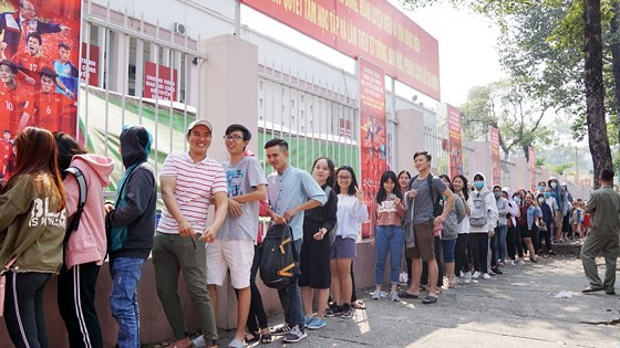 Fans queue up for U23 meeting tickets ảnh 3