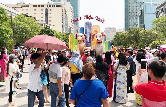 Visitors experience bustle in City Center ảnh 1
