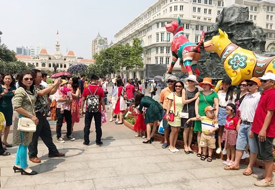 Visitors experience bustle in City Center ảnh 2