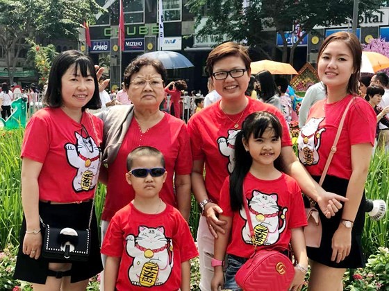 Visitors experience bustle in City Center ảnh 3