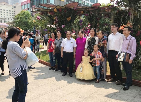 Visitors experience bustle in City Center ảnh 4