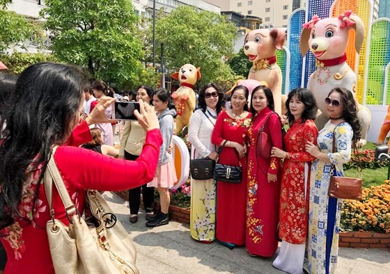 Visitors experience bustle in City Center ảnh 6