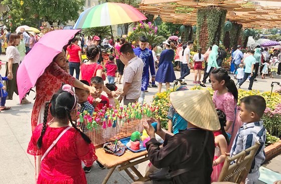 Visitors experience bustle in City Center ảnh 5