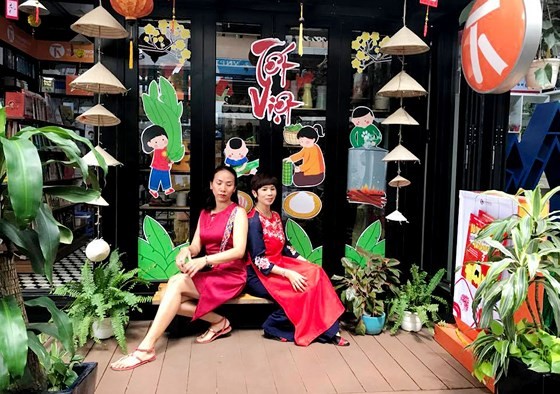 Visitors experience bustle in City Center ảnh 7