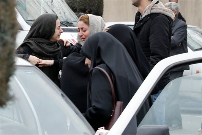 Relatives of passengers on board the Aseman Airlines flight that crashed grieving near the mosque at Mehrabad Airport in Teheran, on February 18, 2018. — PHOTO EPA-EFE Viet Nam News 
