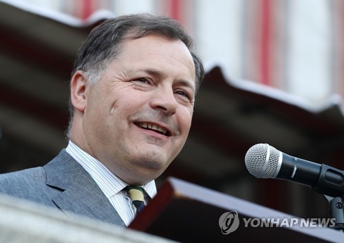 This file photo, taken May 25, 2017, shows British Ambassador Charles Hay speaking at a reception at his official residence in Seoul to celebrate the 91st birthday of Britain's Queen Elizabeth II. (Yonhap)