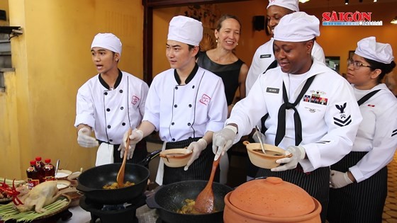 USS Carl Vinson's chefs make Vietnamese dishes ảnh 3