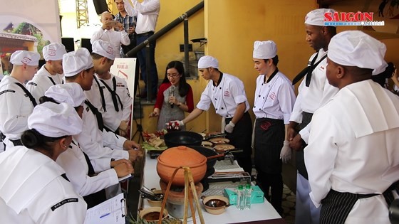 USS Carl Vinson's chefs make Vietnamese dishes ảnh 6