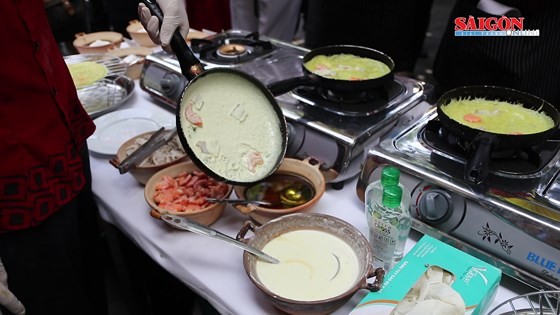 USS Carl Vinson's chefs make Vietnamese dishes ảnh 7