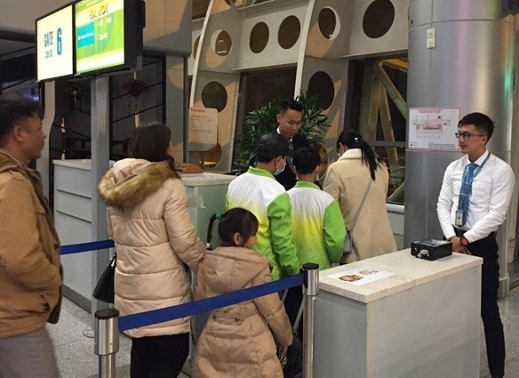 Passengers queuing at Đà Nẵng International Airport. — Photo VNA