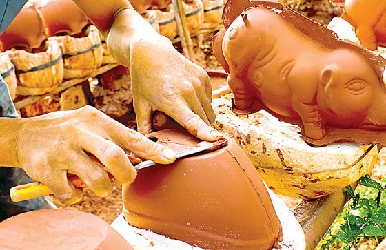 Craft village of making ceramic piggy banks in Binh Duong ảnh 1