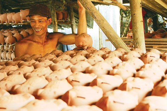 Craft village of making ceramic piggy banks in Binh Duong ảnh 3