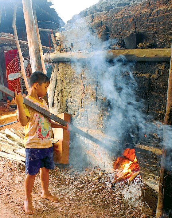 Craft village of making ceramic piggy banks in Binh Duong ảnh 4