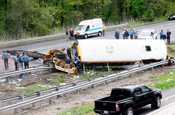 US school bus crash: one student, one teacher killed ảnh 2