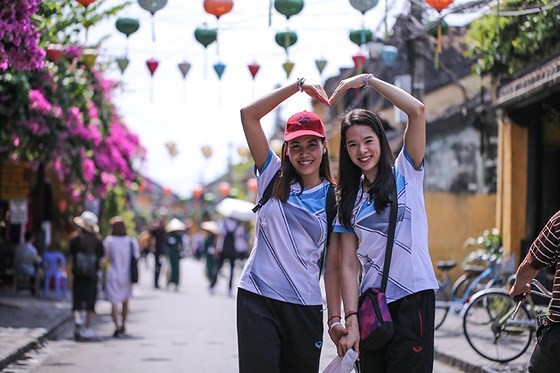 VNese & In't volleyball players tour Hoian ảnh 2