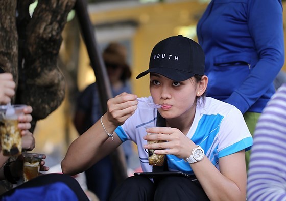 VNese & In't volleyball players tour Hoian ảnh 3