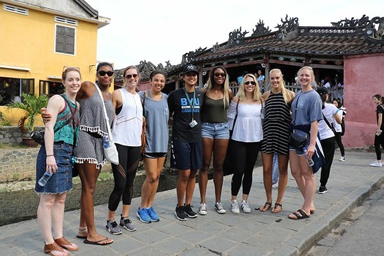 VNese & In't volleyball players tour Hoian ảnh 5