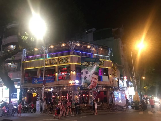 2018 World Cup's opening match stirs up Bui Vien Walking Street ảnh 1