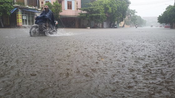 VIDEO: Heavy rains flood Ha Tinh streets ảnh 1