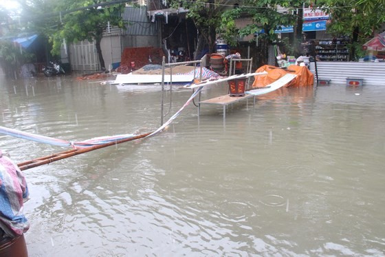 VIDEO: Heavy rains flood Ha Tinh streets ảnh 2