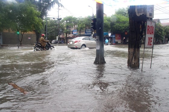 VIDEO: Heavy rains flood Ha Tinh streets ảnh 3