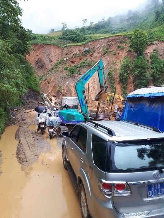 28 dead & missing in flash floods after storm Son Tinh ảnh 2