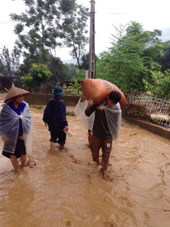 28 dead & missing in flash floods after storm Son Tinh ảnh 3