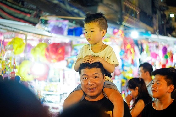 Hanoians enjoy early mid-autumn festival ảnh 1