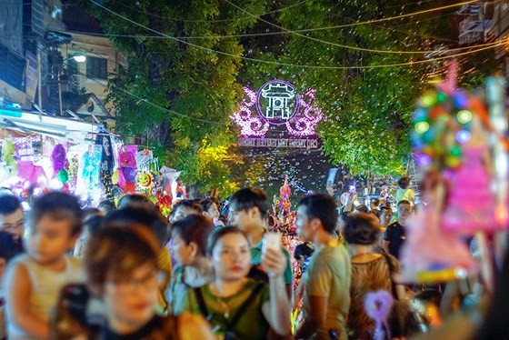 Hanoians enjoy early mid-autumn festival ảnh 2