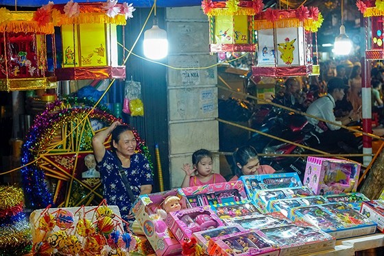 Hanoians enjoy early mid-autumn festival ảnh 4