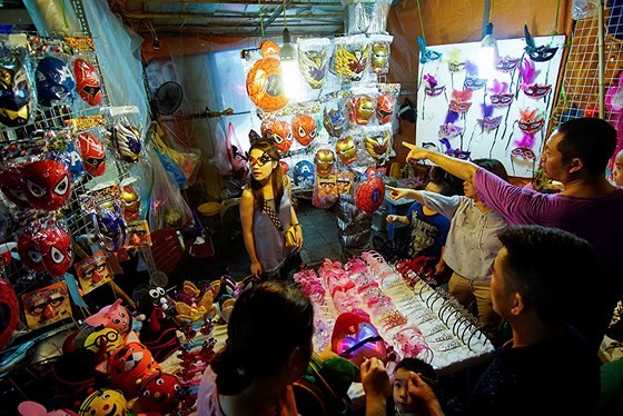 Hanoians enjoy early mid-autumn festival ảnh 5