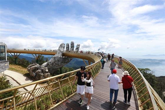 Danang's Golden Bridge listed among top 5 special awards  ảnh 6
