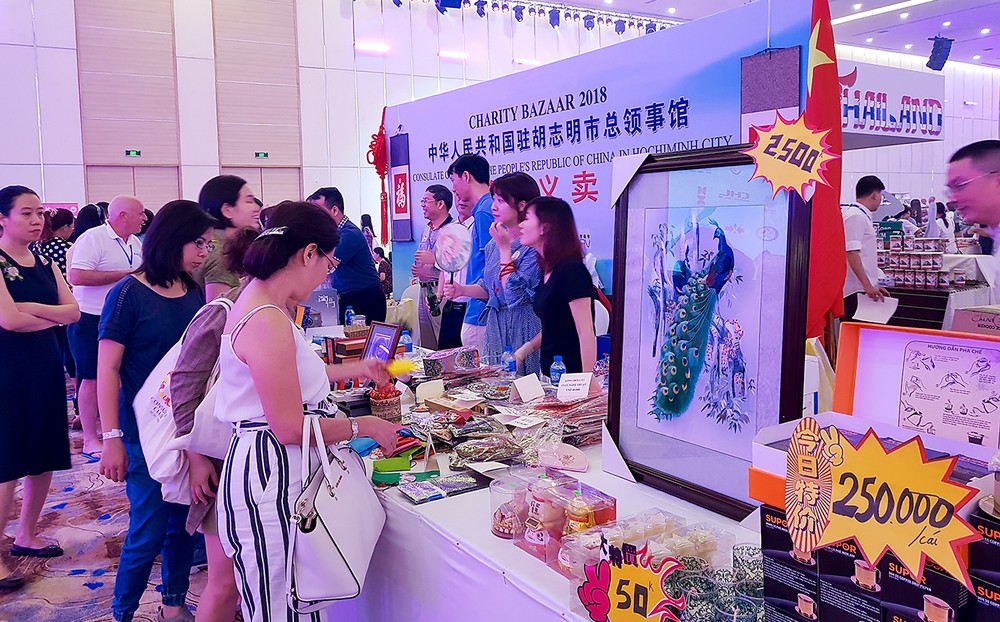 International Charity Bazaar 2018 attracts thousands of visitors ảnh 1