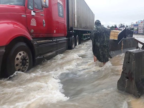 Prolonged rains isolate many streets in Khanh Hoa Province