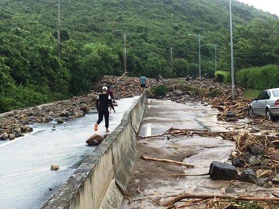 Main streets heading to Cam Ranh In't Airport disrupted traffic ảnh 1