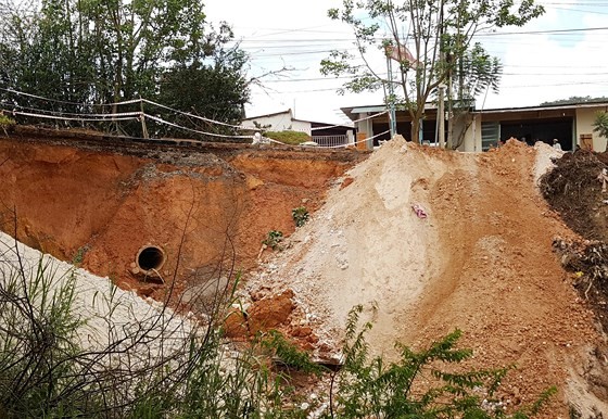 landslides occur on highway c27 spanning Nha Trang and Da Lat