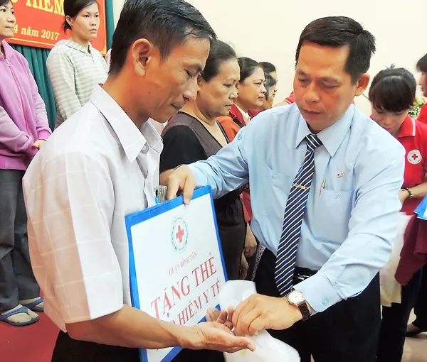 Hội Chữ thập đỏ quận Bình Tân trao tặng 248 thẻ bảo hiểm y tế