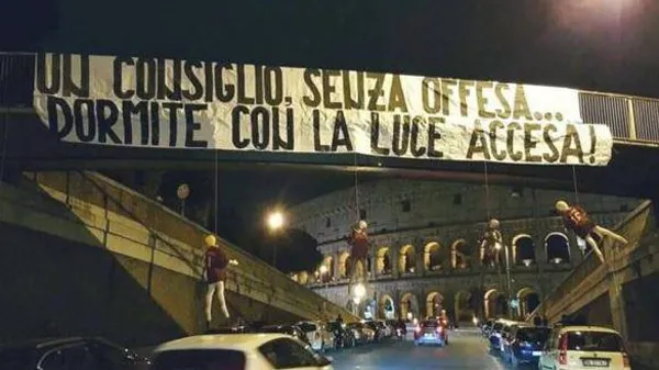 Hình nộm và biểu ngữ bên ngoài đấu trường Coluseum