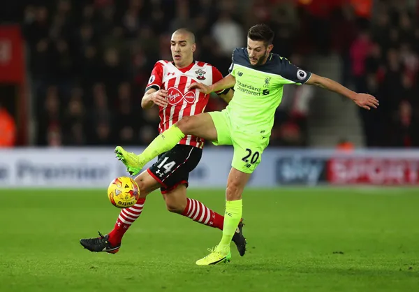 Southampton (trái) sẽ gây nhiều khó khăn cho Liverpool