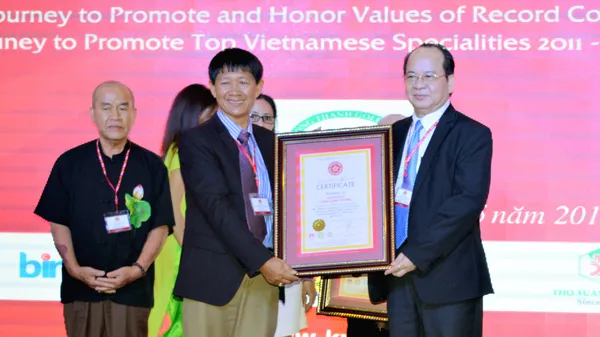 GS. Viện sĩ Hoàng Quang Thuận, Chủ tịch Hội đồng Sáng lập Tổ chức Kỷ lục Việt Nam, đại diện Tổ chức Kỷ lục Đông Dương tại Việt Nam trao bằng xác lập kỷ lục Đông Dương cho kỷ lục gia Đinh Công Tường