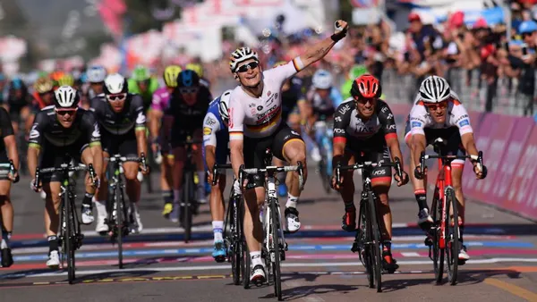 Andre Greipel ăn mừng chiến thắng ở đích đến chặng 2