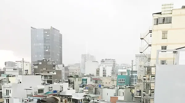 Người dân sử dụng bồn nước nóng năng lượng mặt trời để tiết kiệm điện. Ảnh: Huy Anh