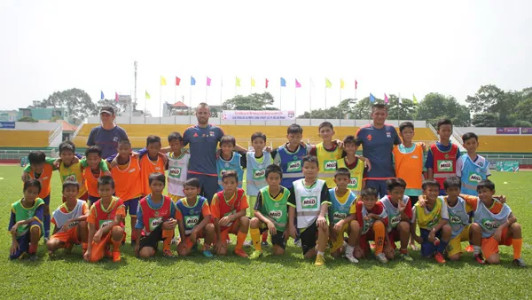 Thầy trò lớp năng khiếu chụp hình lưu niệm trước buổi tập. Ảnh: Anh Trần