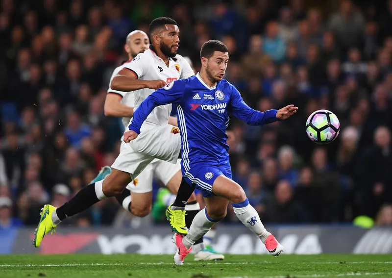 Eden Hazard (phải, Chelsea) trong pha uy hiếp khung thành Watford