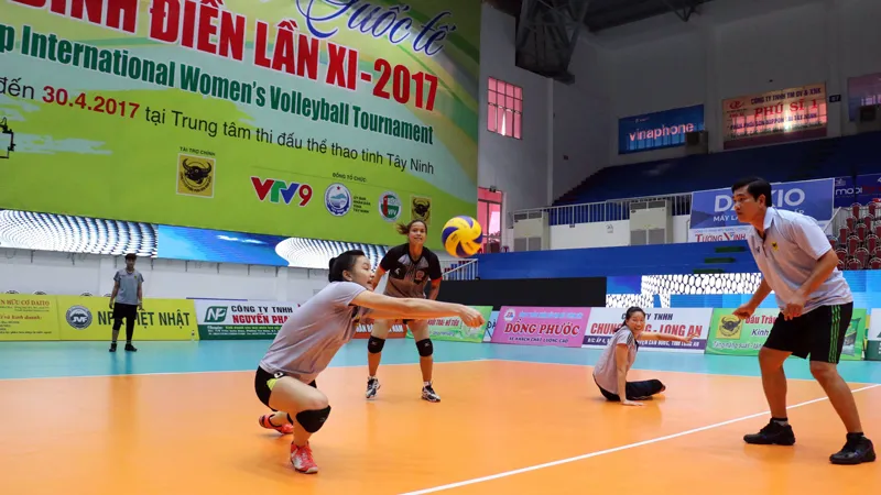 HLV Nguyễn Quốc Vũ (bìa phải) sau nhiều năm thử thách mới có thể giữ ghế HLV trưởng CLB VTV Bình Điền Long An. Ảnh: Dũng Phương