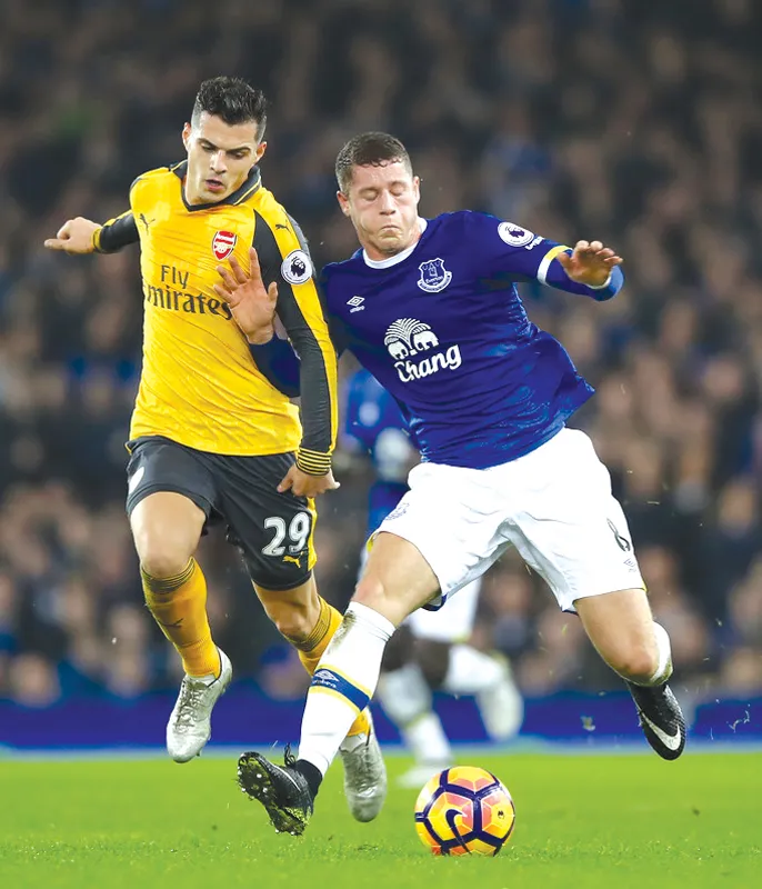 Ross Barkley (phải, Everton) tranh bóng với Granit Xhaka (Arsenal)